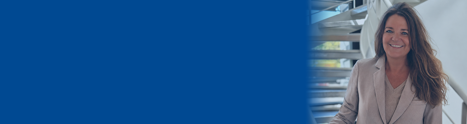 Blåt grafisk banner med udsnit af moderne kontormiljø.